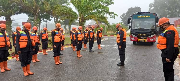  Bantu Gempa Taput, Polda Sumut Turunkan 100 Pasukan Brimob Jalankan Tugas Kemanusiaan