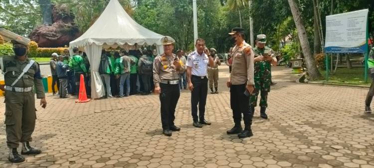 Polrestabes Medan Hadiri Penyerahan Program Perlindungan Sosial Dampak Inflasi ke Ojol, Betor dan Angkot