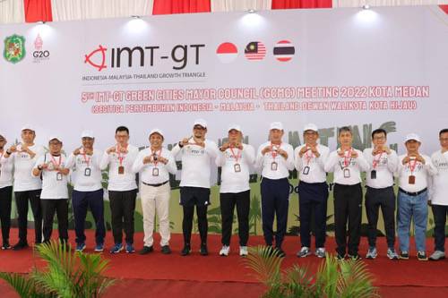 Bersama Walikota-Walikota Peserta Pertemuan IMT GT, Bobby Nasution Tanam Pohon di Taman Gajah Mada