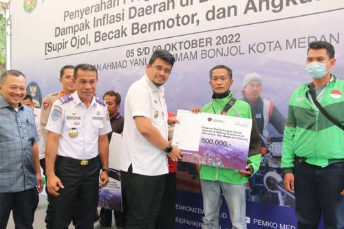 Pemko Medan Serahkan Bantuan Sosial Kepada 17.229 Orang Pengemudi Ojol, Betor dan Angkot