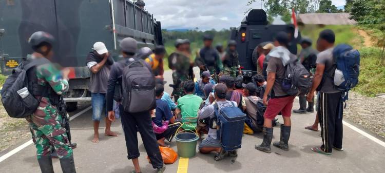 TIM Gabungan TNI Berhasil Evakuasi dan Selamatkan Masyarakat dari KST Papua