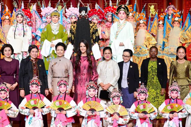 Ibu Negara Hadiri Program Pendamping KTT ke-3 BRF di Beijing