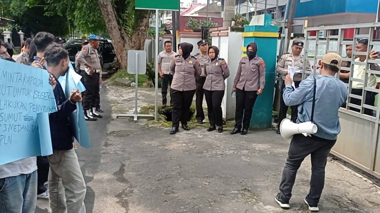 Polrestabes Medan Kawal Aksi Demo Massa Gerakan Muda Pejuang Sumut di Kantor PLN