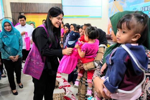Ketua TP PKK Kota Medan Berikan Makanan Tambahan Kepada Anak Stunting di Medan Labuhan