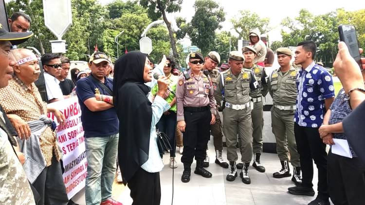 Polrestabes Medan Kawal Demo Komite Rakyat Bersatu di Kantor Gubernur Sumut
