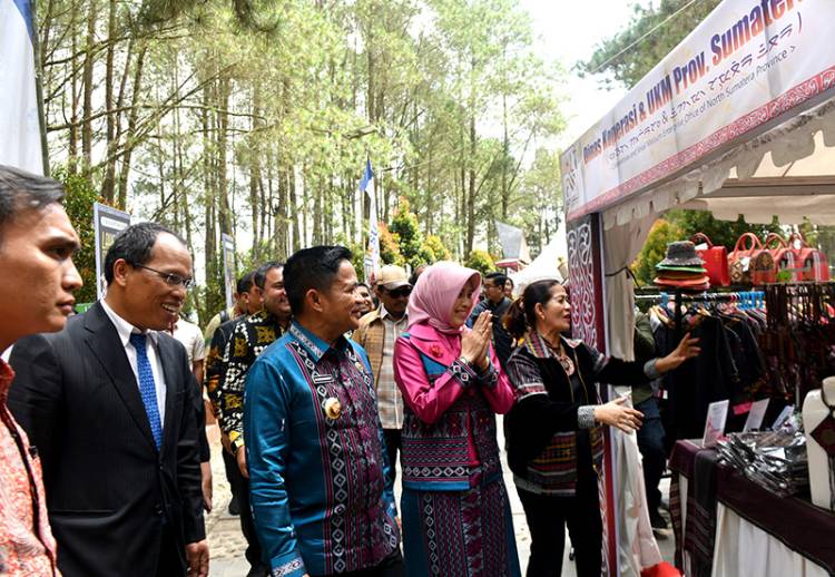 Puluhan Stan Pameran Produk Andalan Meriahkan Event Lake Toba Fashion Week dan Agriculture