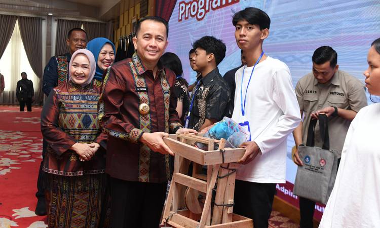 Pj Gubernur Sumut Buka Pelatihan Menenun yang Diikuti Ratusan Anak Muda