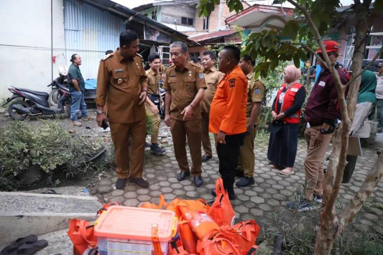 Plt Walikota Binjai Serahkan Bantuan kepada Korban Banjir di 2 Kelurahan