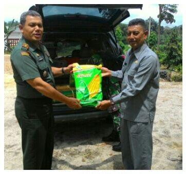 Danramil 06/MB Lakukan Silaturahmi dan Serahkan Bantuan Bibit Jagung 