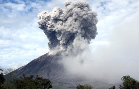 BNPB Nilai Penanganan Pengungsi Gunung Sinabung Rumit