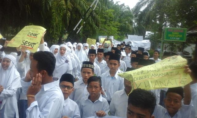 Ratusan Santri Ponpes Ulumul Qur'an Stabat Demonstrasi