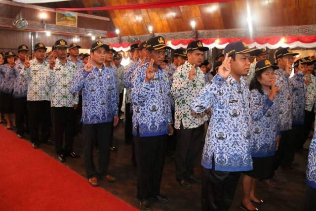Bupati Taput Ambil Sumpah 409 PNS Pemkab Taput