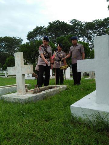 Brimob Polda Sumut Tabur Bunga Rayakan Peringati HUT ke-71