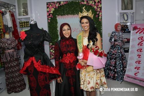 Cantiknya Miss Grand Internasional Kenakan Batik Medan
