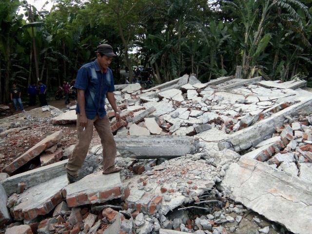 Gedung Empat Lantai yang Dijadikan Sarang Walet Ambruk