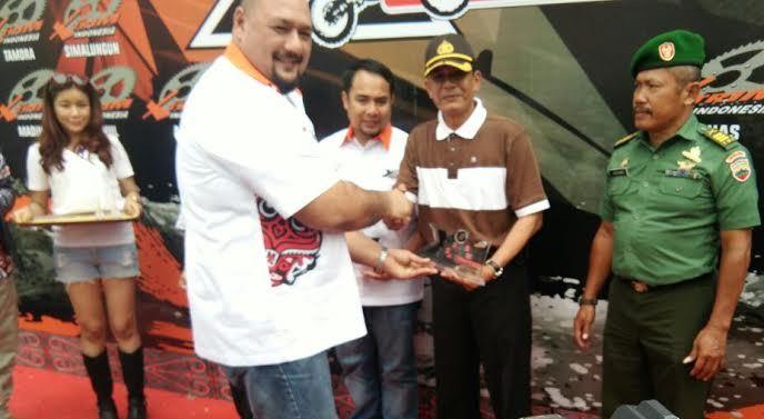 Kapolres Deli Serdang Terima Plakat Xtrim Sumatera Xpedition VI