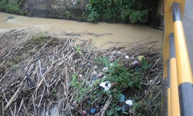 Personil Gabungan Pemko Binjai Bongkar Gudang di Bantaran Sungai Mencirim