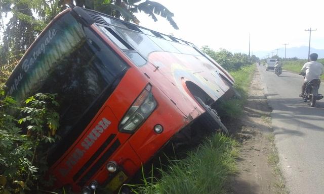 Bus Pembangunan Semesta Masuk Parit di Diski