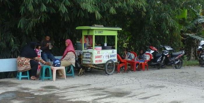 Mahasiswi Cantik Ini Turut Membantu Orangtuanya Berjualan Es Dawet