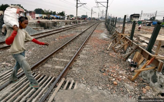 Tuntut Rumah Susun, Ratusan Masyarakat Pinggir Rel Menginap di Depan Kantor Walikota Medan