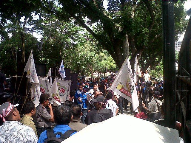 Seratusan Pencatat Meteran PLN Aksi di Kantor DPRD Sumut