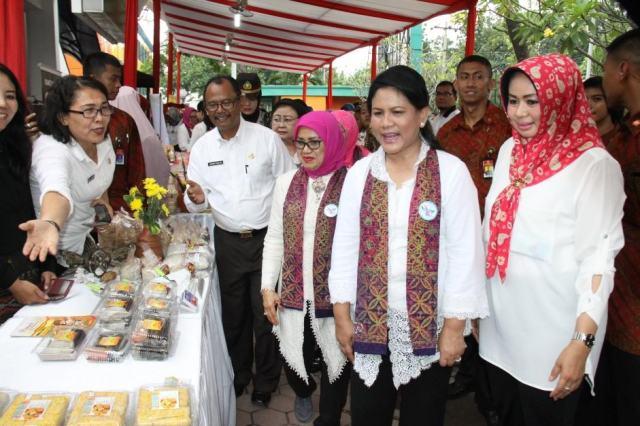 Ibu Negara Kagumi Kerajinan Sumut