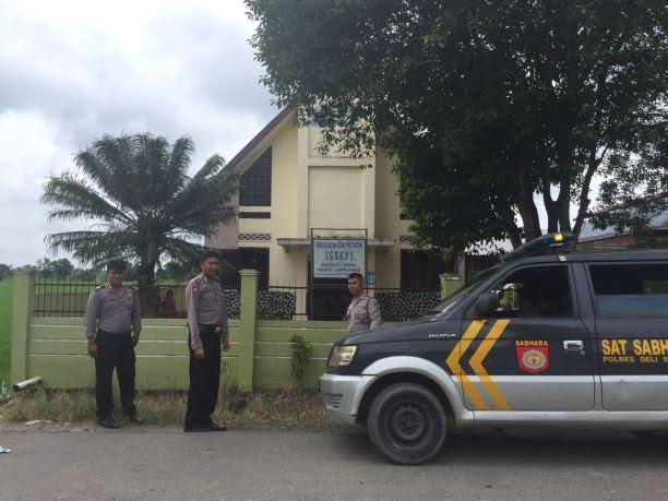 Minggu Peduli, Puluhan Personil Polres Deli Serdang Amankan Gereja