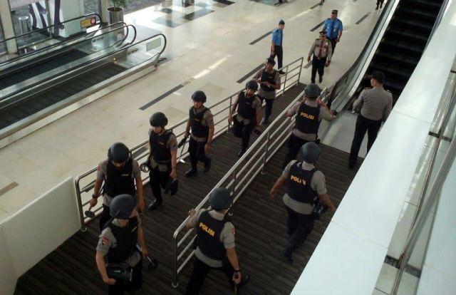 Kepada Penumpang, Petugas Terangkan Ada Simulasi Teror Bom di Bandara Kuala Namu 