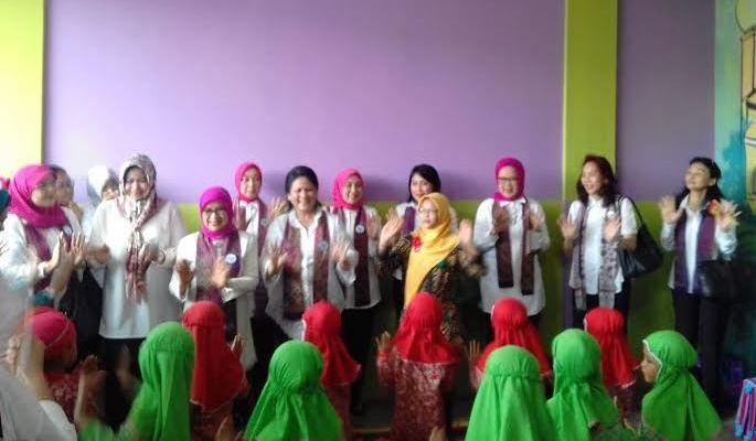Ibu Negara Diajak Menari Tor-Tor Bersama Anak Didik Paud