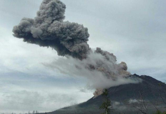 Gunung Sinabung Kembali Erupsi Semburkan Awan Panas