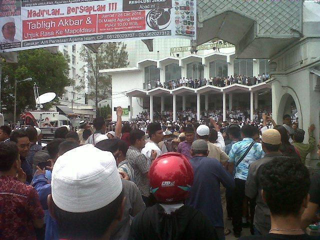 Massa Aksi Sholat Jumat di Mesjid Agung