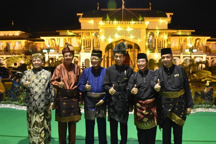 Presiden Jokowi dan Tengku Erry Berpantun di Istana Maimun