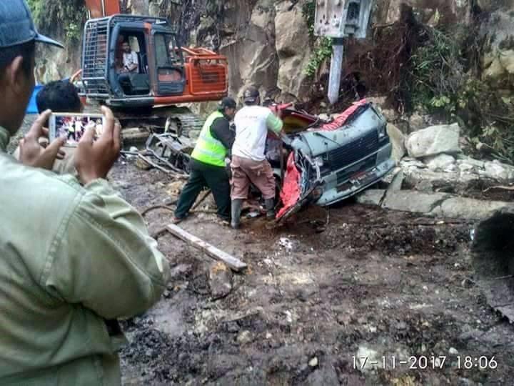 Tertimpa Batu Raksasa Saat Melintas di Merek, Mobil L-300 Hancur, Manihuruk Tewas