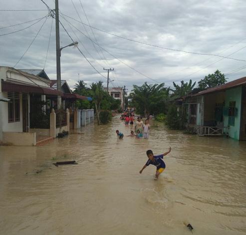 Babinsa Koramil 13/Tebing Tinggi Siaga Pantau Banjir di Perbaungan