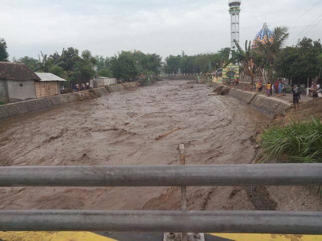 Banjir Bandang Seret 4 Wisatawan, Tim SAR Masih Mencari Korban