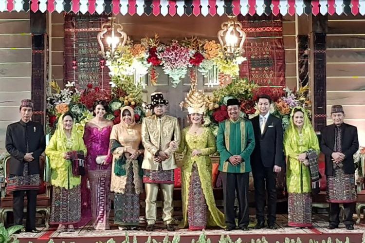 Tengku Erry Bawa Calon Menantu di Resepsi Bobby-Kahiyang