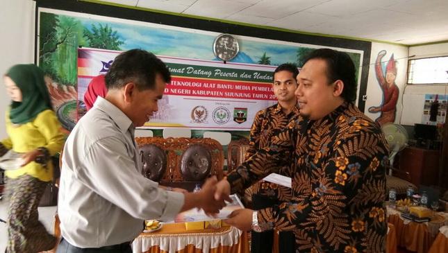 Komisi X DPRRI Berangkatkan Guru Sijunjung Tingatkan Kualitas ke UNIMED