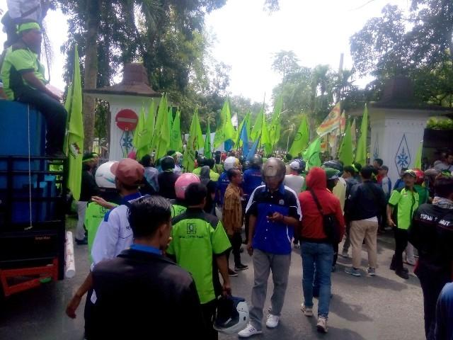 Ratusan Buruh Datangi Kantor Bupati Deli Serdang Tuntut Kenaikan UMK