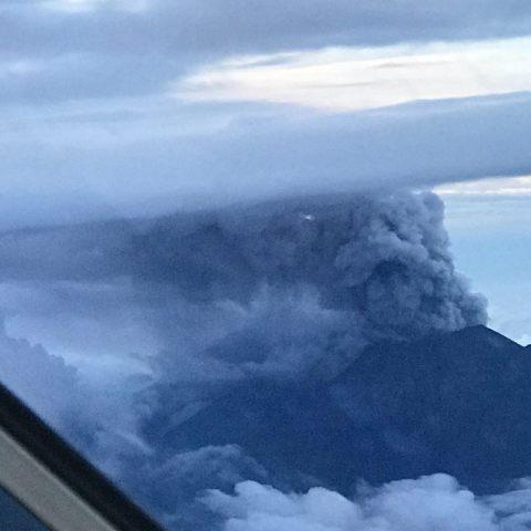 Gunung Agung Keluarkan Abu Setinggi 1.500 Meter