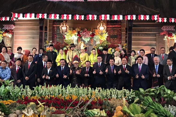 Menteri, Panglima TNI dan Kapolri Kompak Selfie di Resepsi Pernikahan Bobby-Kahiyang