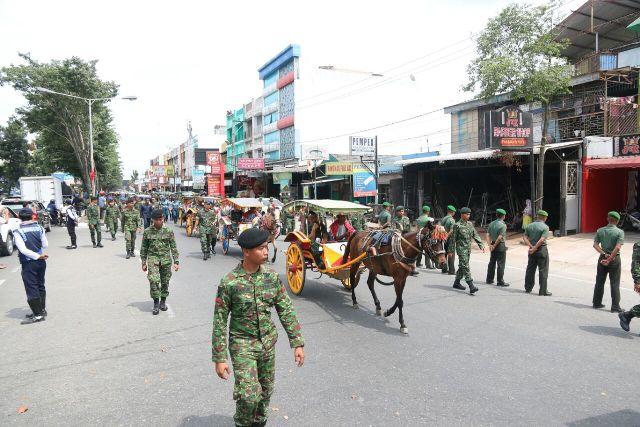 Jelang Resepsi, Kapoldasu dan Pangdam I/BB Naik Delman, Bobby-Kahiyang Naik Betor