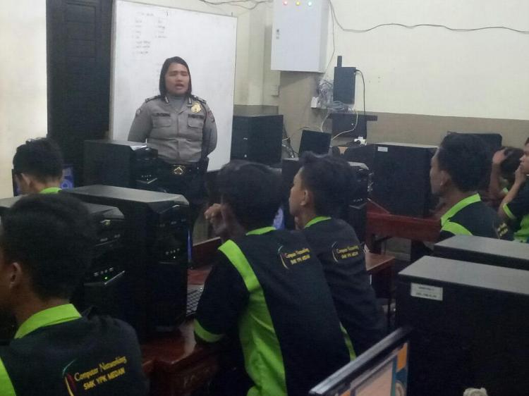 Datangi SMK YPK Medan, Bhabinkamtibmas Polsek Medan Kota Sosialisasi Aplikasi Polisi Kita