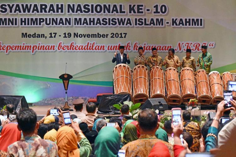 Jokowi Pukul Gordang Sembilan Saat Buka Munas KAHMI di Medan
