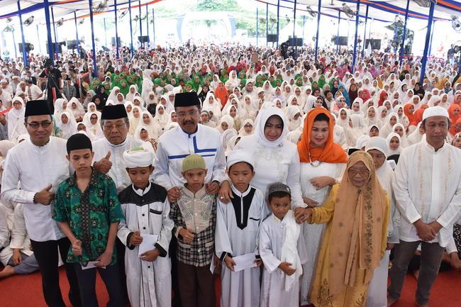 Gubsu dan Ribuan Masyarakat Dengarkan Tausyiah Aa Gyim di HUT Bank Sumut
