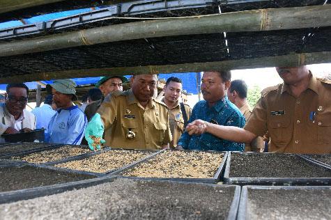 Bupati Deli Serdang Tabur Benih Jarwo Super di Kecamatan Percut Seituan