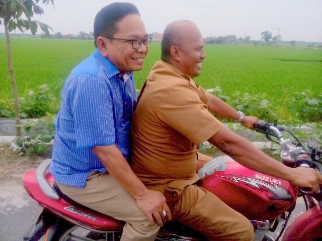  Dibonceng Kades, Ketua Fraksi PDIP DPRD Deli Serdang Tinjau Pembangunan Desa