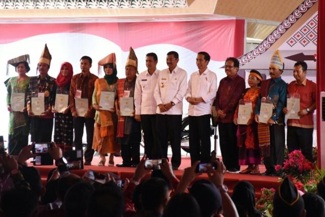 Di Pematang Siantar Jokowi Bagikan 7.000 Sertifikat Tanah Kepada Warga