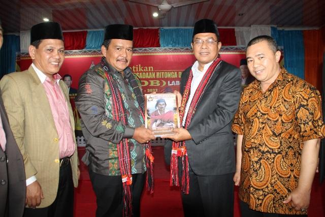 Bupati Labuhanbatu Terima Buku Patuan Na Lobi Ritonga dari Ketum PB PRDB