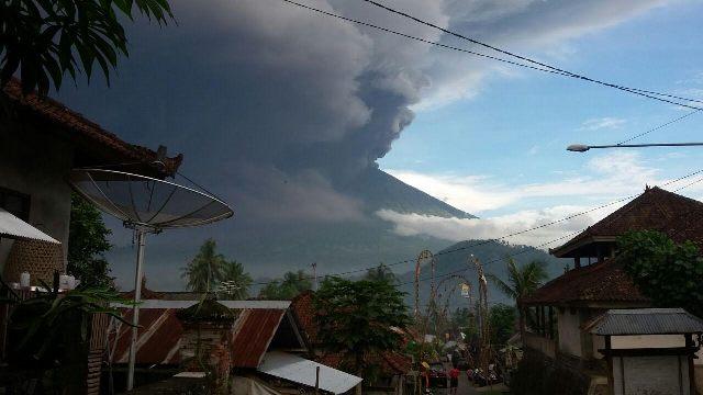 Hingga Minggu Pagi, Erupsi Gunung Agung Tak Berhenti, Masyarakat Diminta Mengungsi