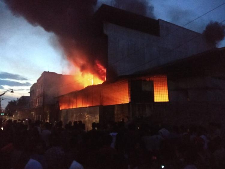 Gerbang Terkunci, Sulitkan Petugas Damkar Padamkan Api di Ruko dan Gudang Mabel di Jalan Pukat Banteng IV